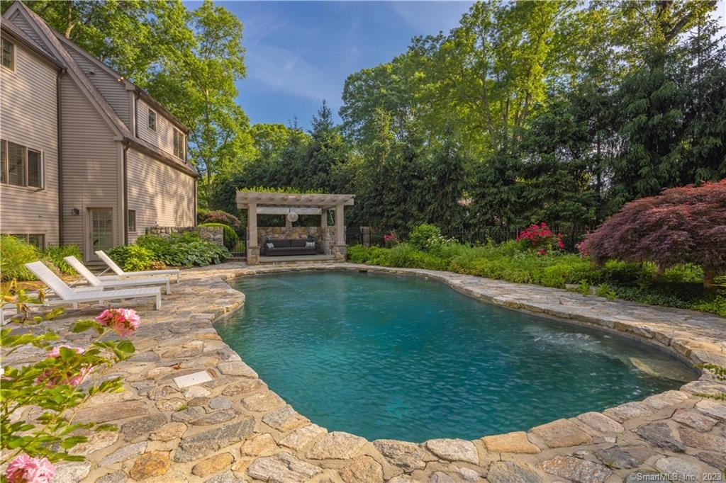 11 Charcoal Hill Rd