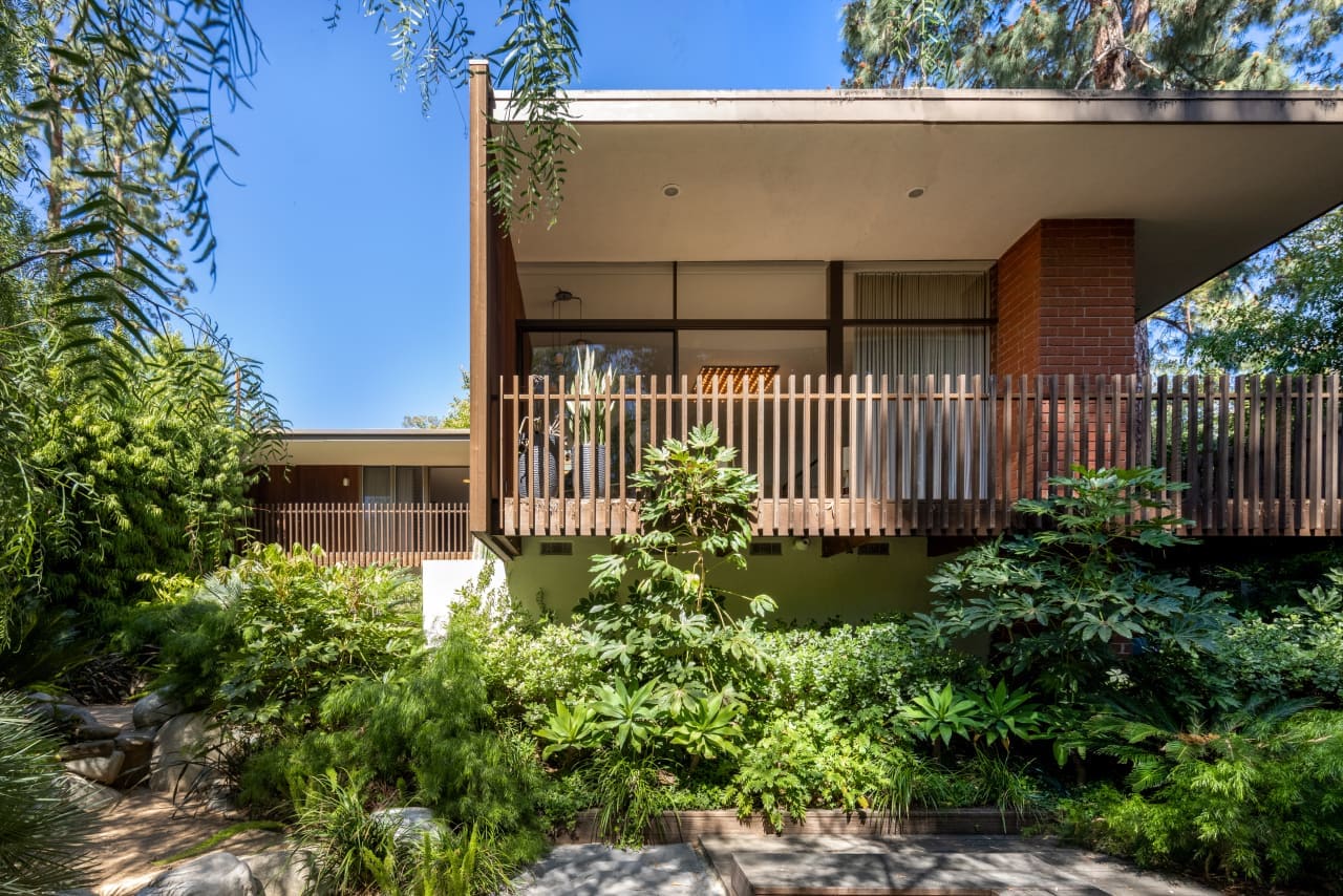 A Redwood-Clad Mid-Century Gem in Los Angeles Comes Fully Restored