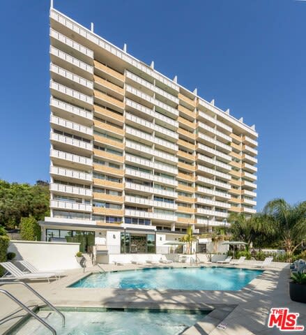 Prime Lease in Full Service Building