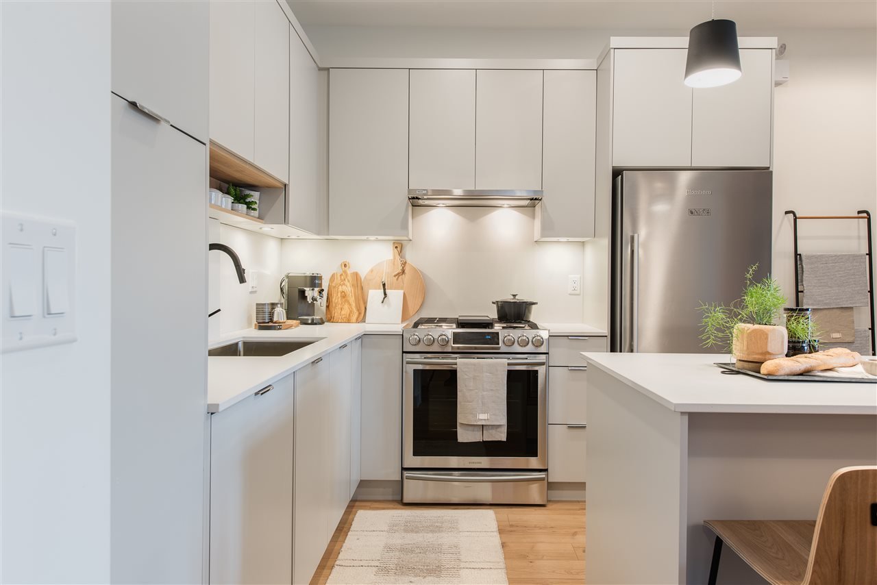 327-2485 Montrose Ave