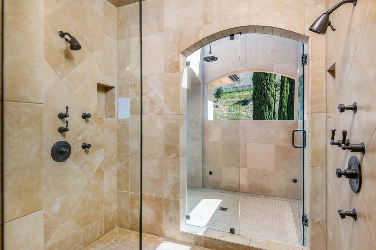 1233 Woodland Grove Ct, Calabasas Real Estate