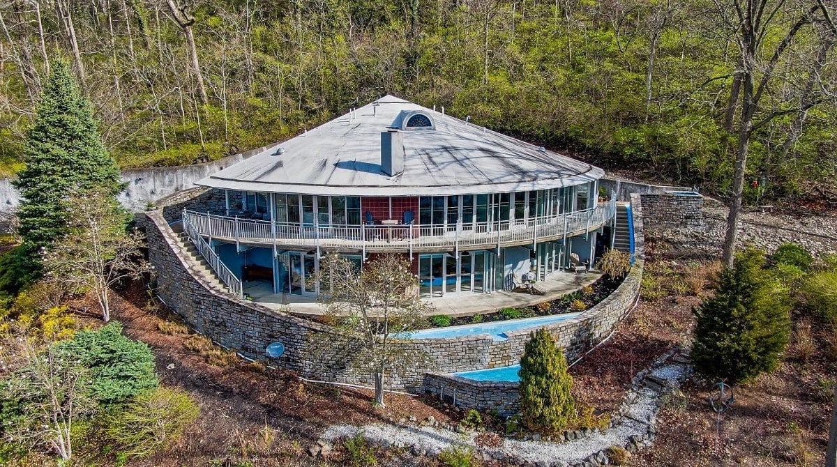 This Contemporary Walnut Hills Mansion Overlooking the Ohio River Is for Sale for $1.075 Million