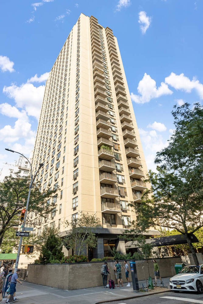 201 East 17th Street, 9F