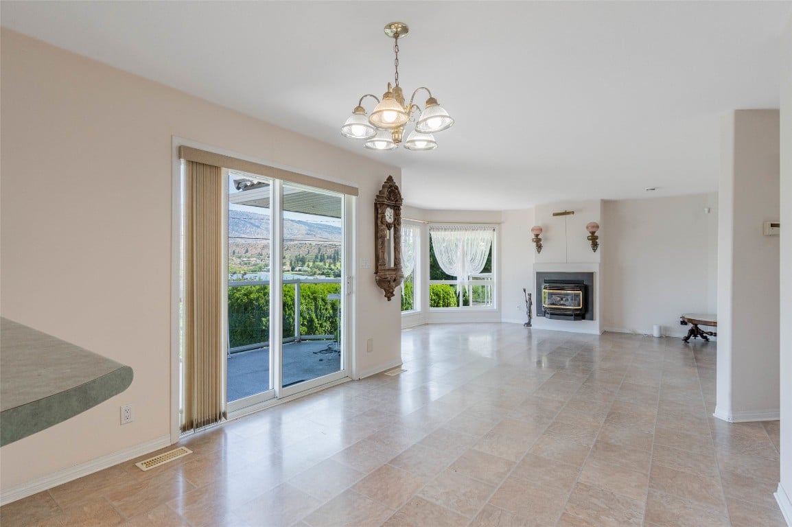 6752 Lakeside Dr