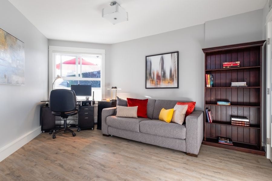 204-15367 Buena Vista Ave