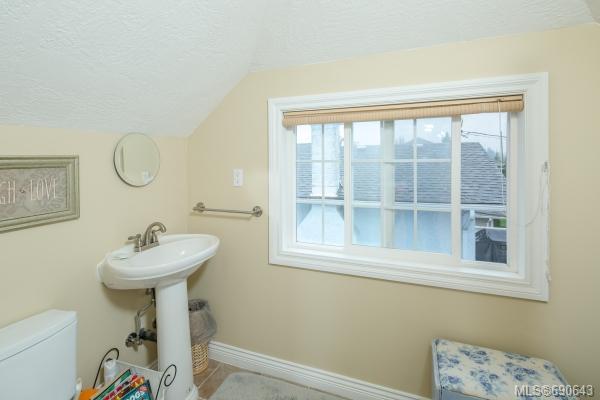 271 Cadillac Ave, Saanich