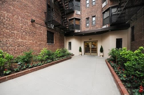 330 East 70th St, 4K