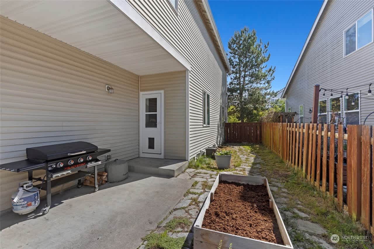 2728 84th Dr NE