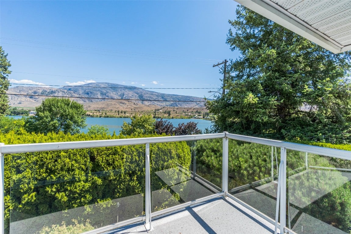 6752 Lakeside Dr