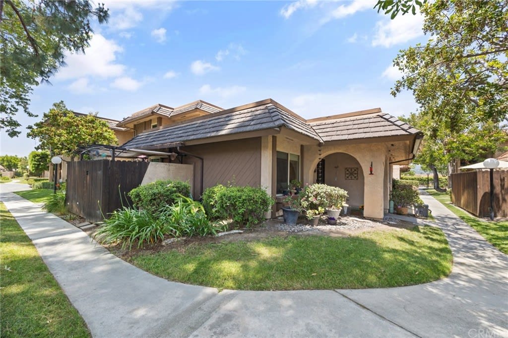 1056 Las Lomas Dr, #A