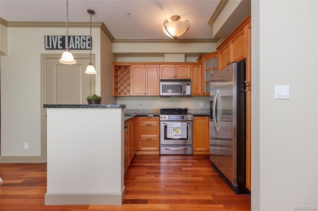 206-1642 McKenzie Ave, Saanich