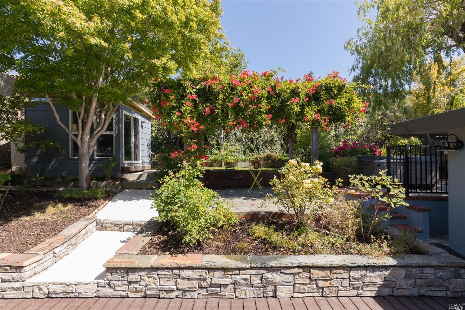121 Oak Dr