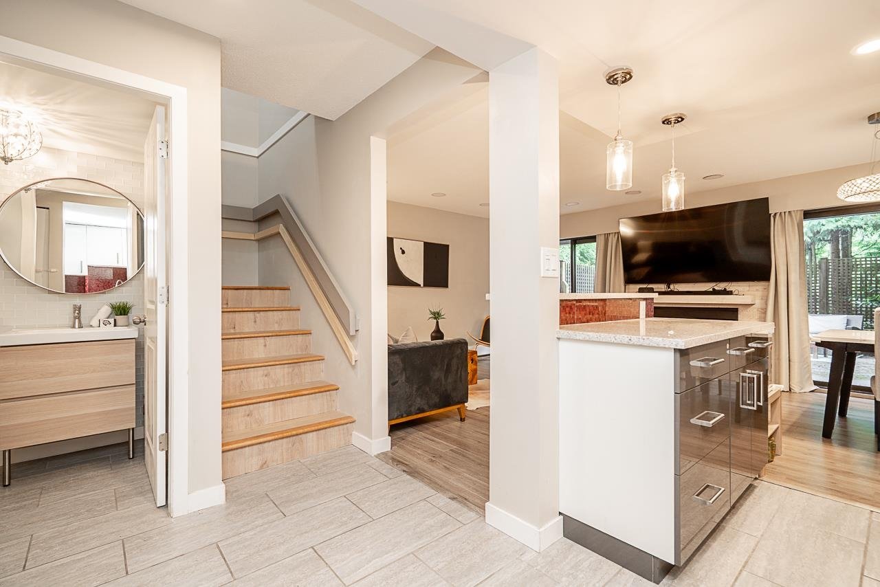 122-1040 King Albert Ave