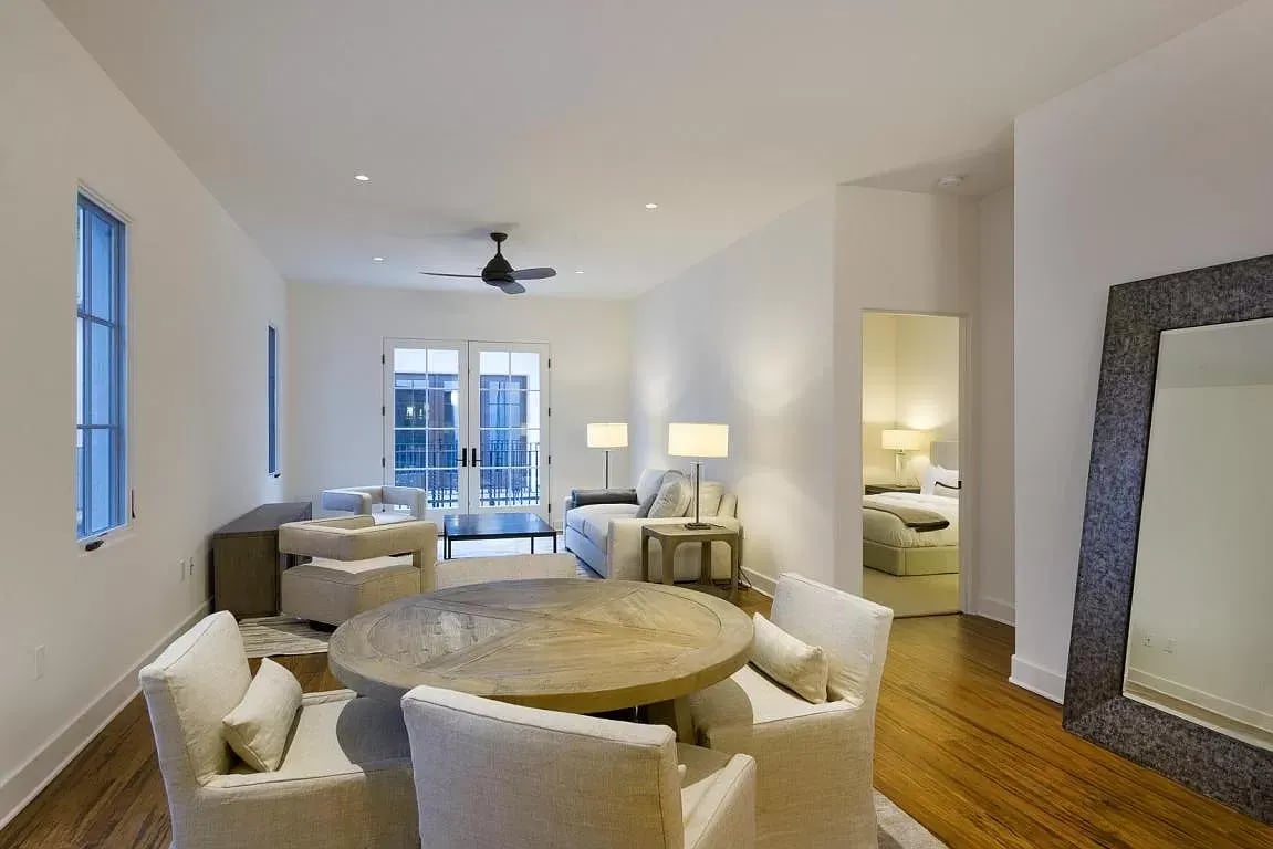 18 W Victoria St, #208