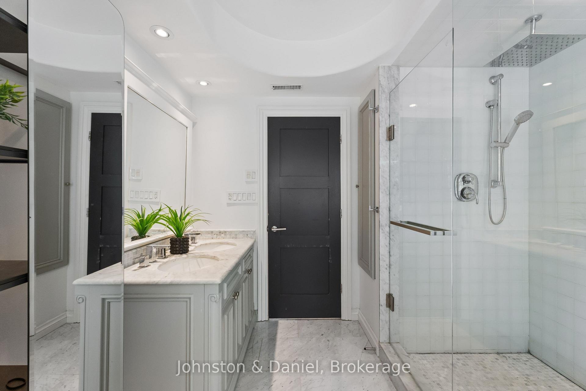 77 Lawrence Crescent
