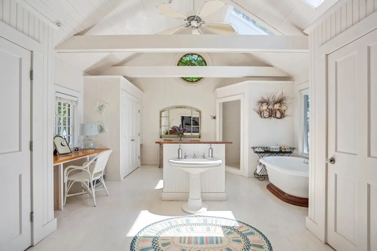Unwind in Style: Luxury Spa-Inspired Bathrooms