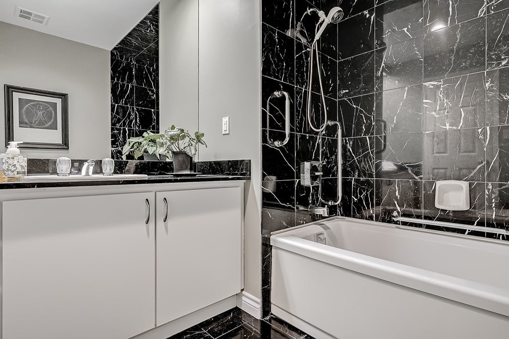 100 Lakeshore Road E Unit: 501
