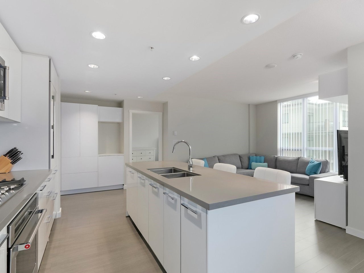 501-3093 Windsor Gate