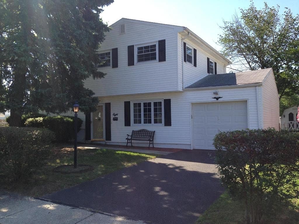 8 Ohio Dr, Hazlet