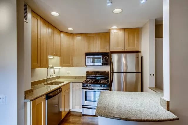 2045 N Larrabee St 7201