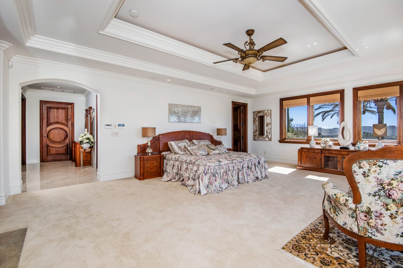 1233 Woodland Grove Ct, Calabasas Real Estate