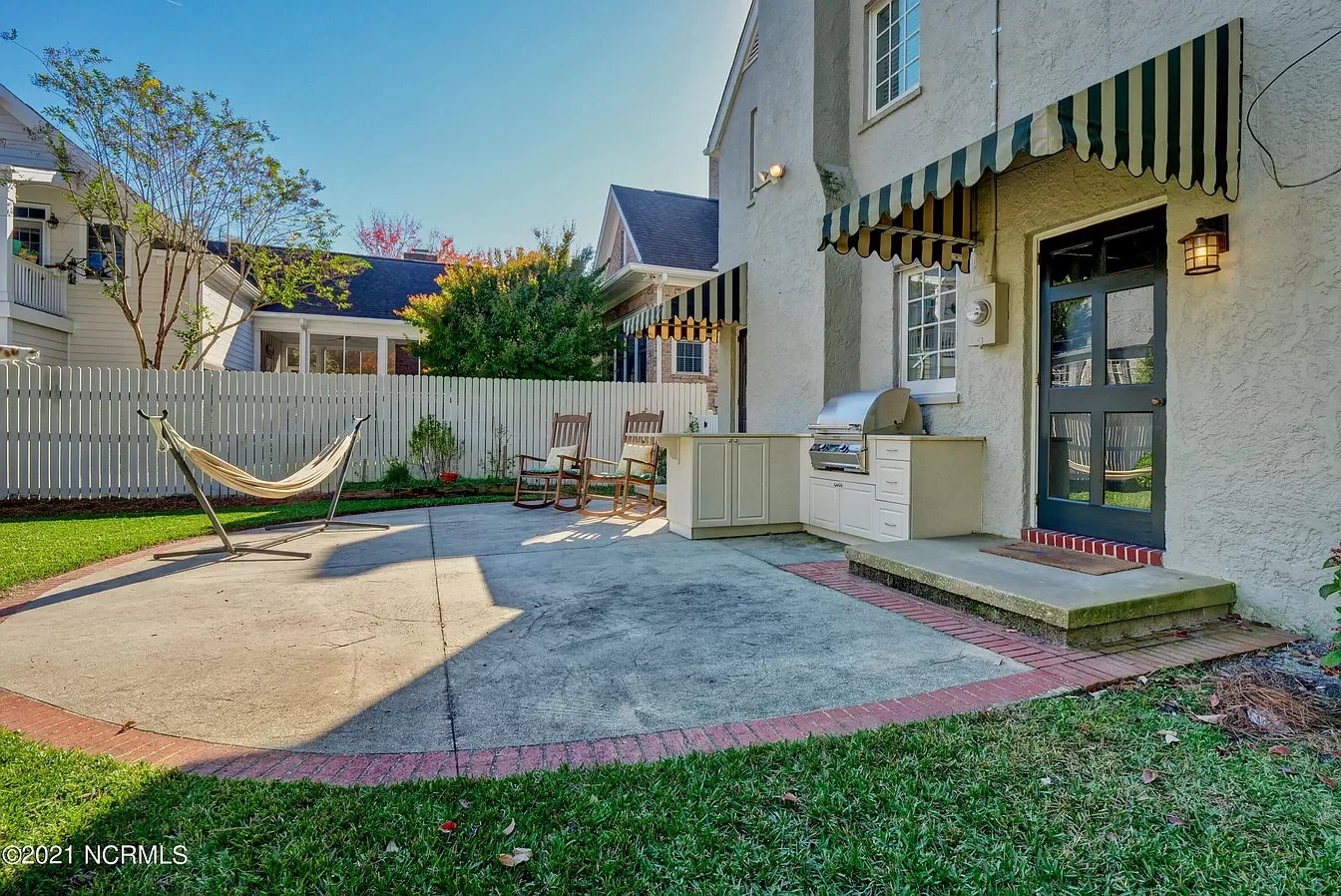 2301 Oleander Dr