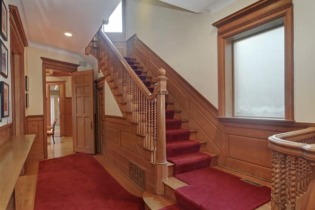 1352 N LaSalle Dr
