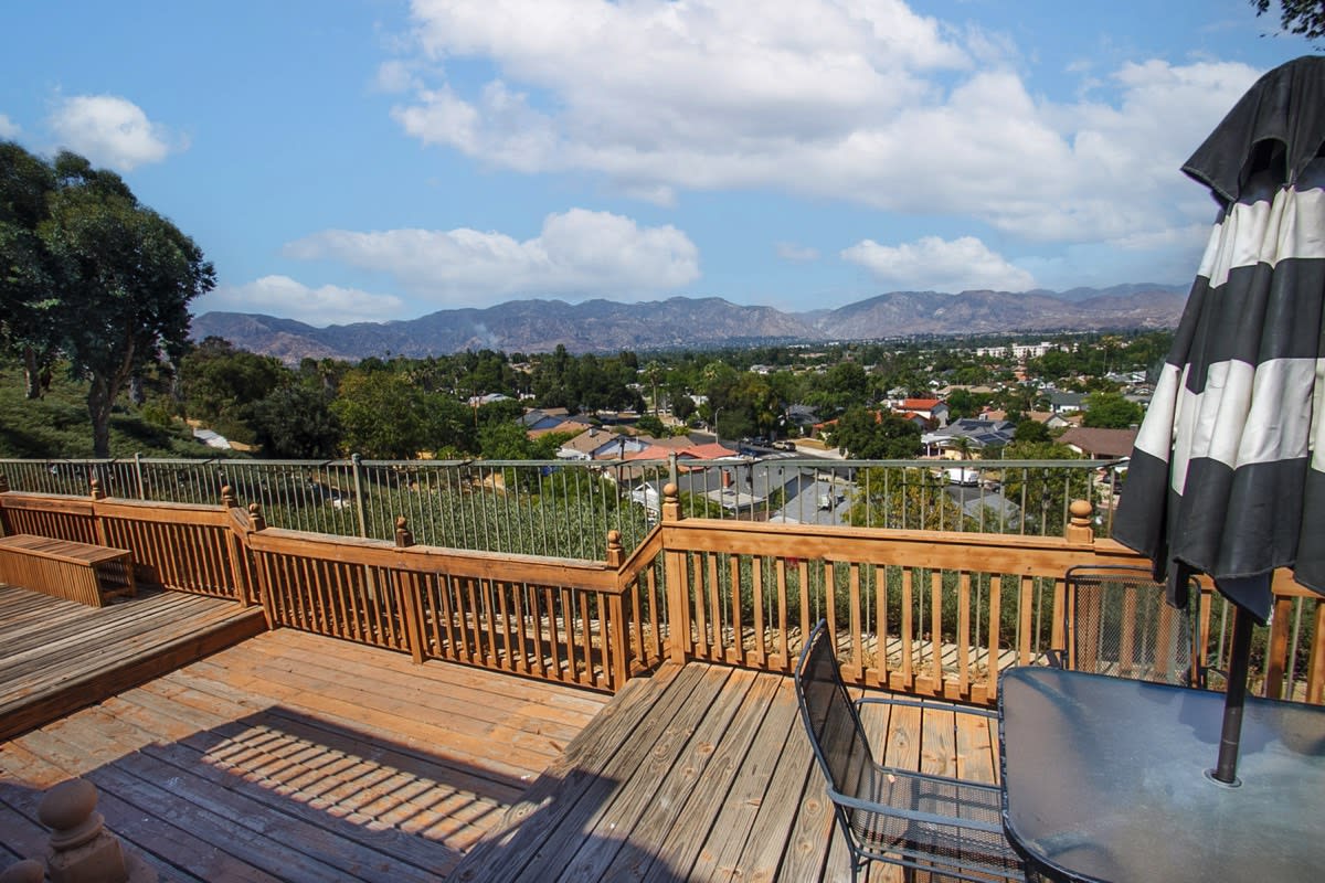 11930 Edgecliff Ave Sylmar, CA