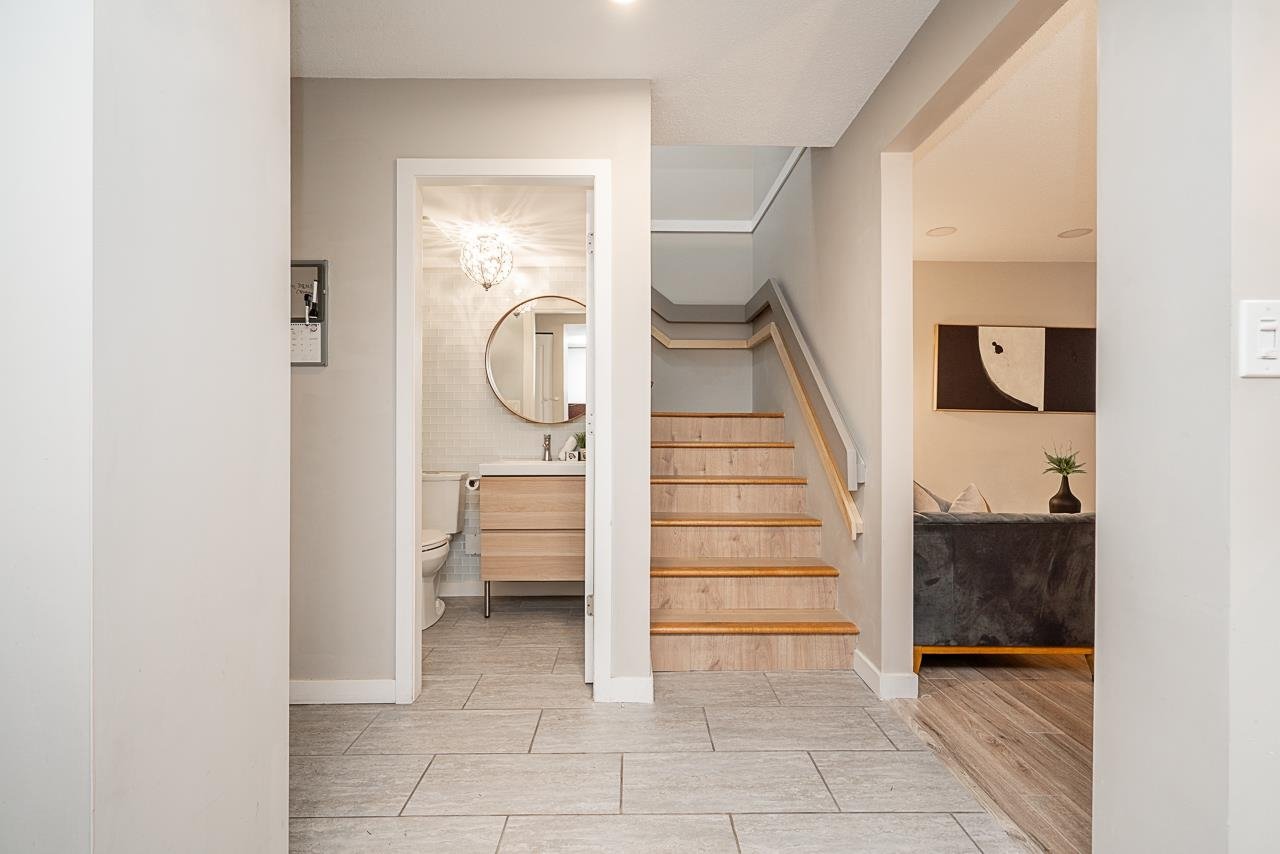 122-1040 King Albert Ave