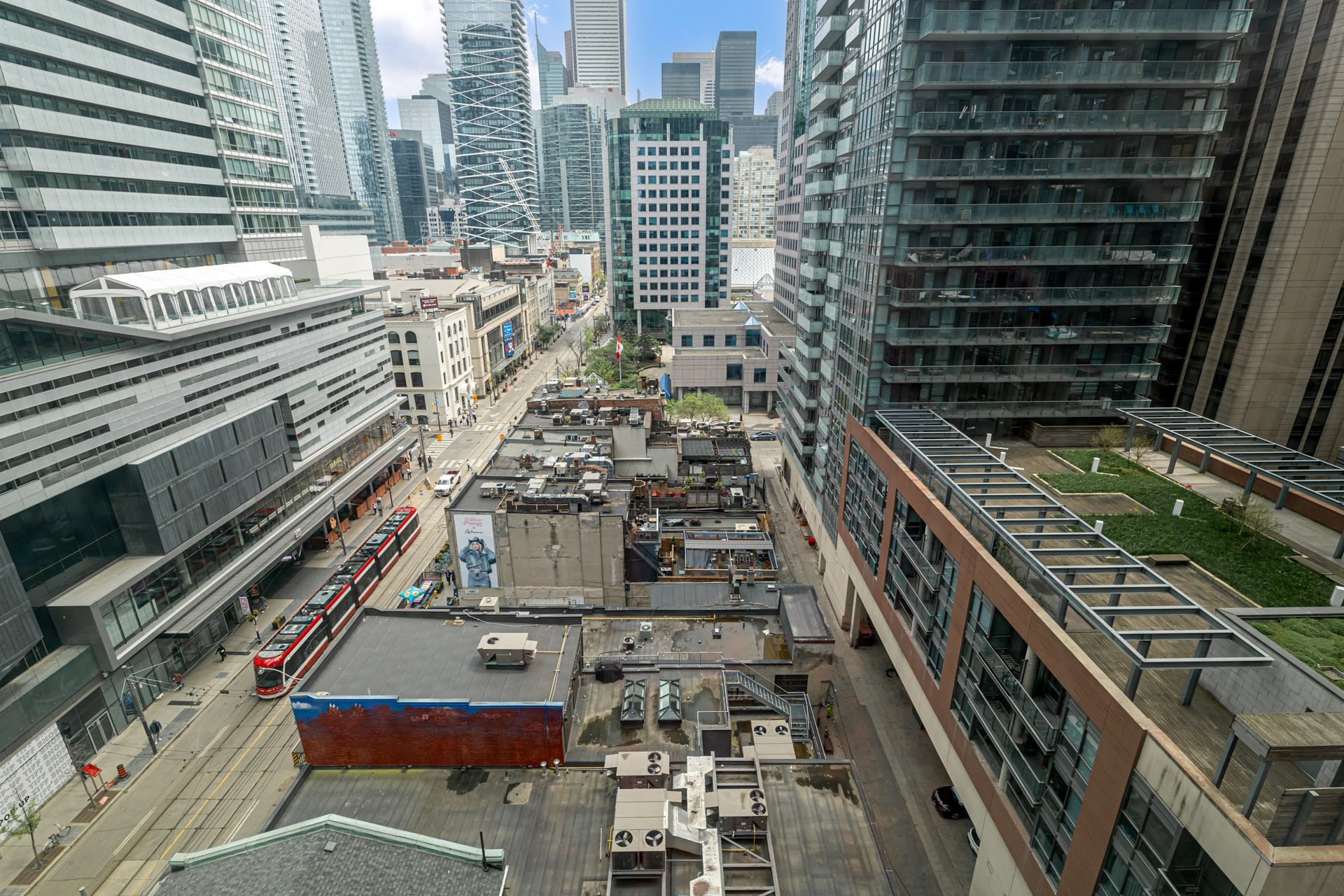 327 King St W Unit: 1101
