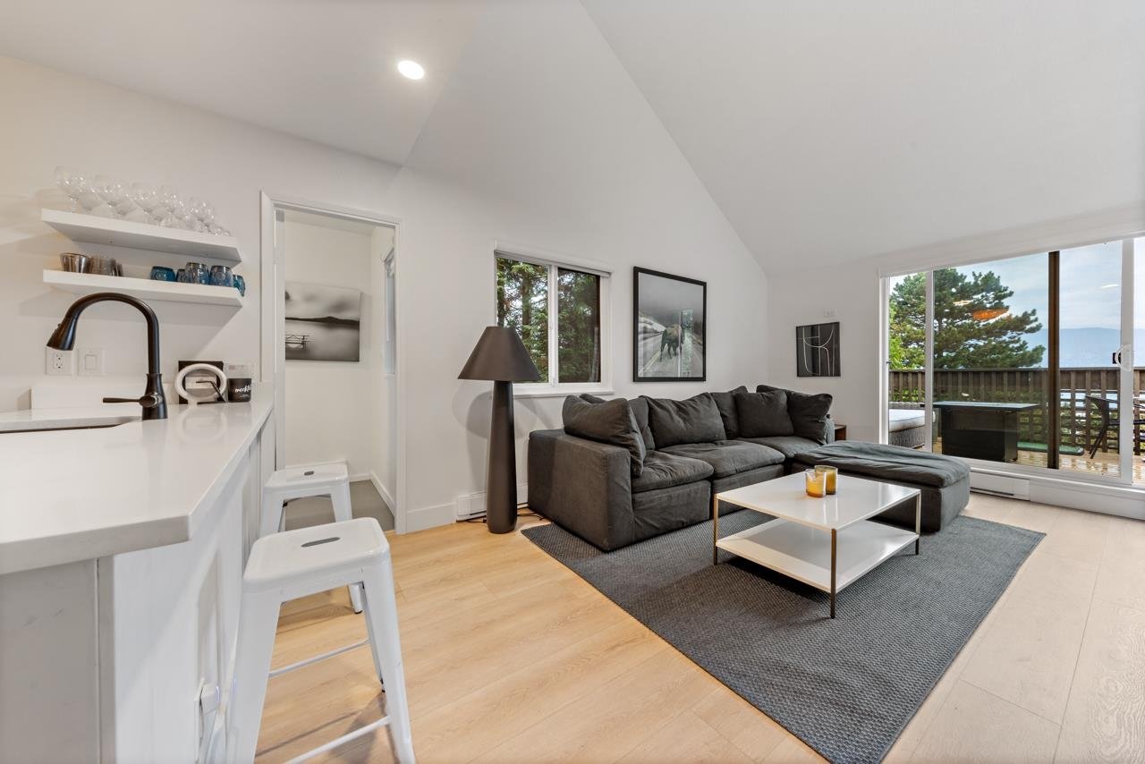 302-2458 York Ave