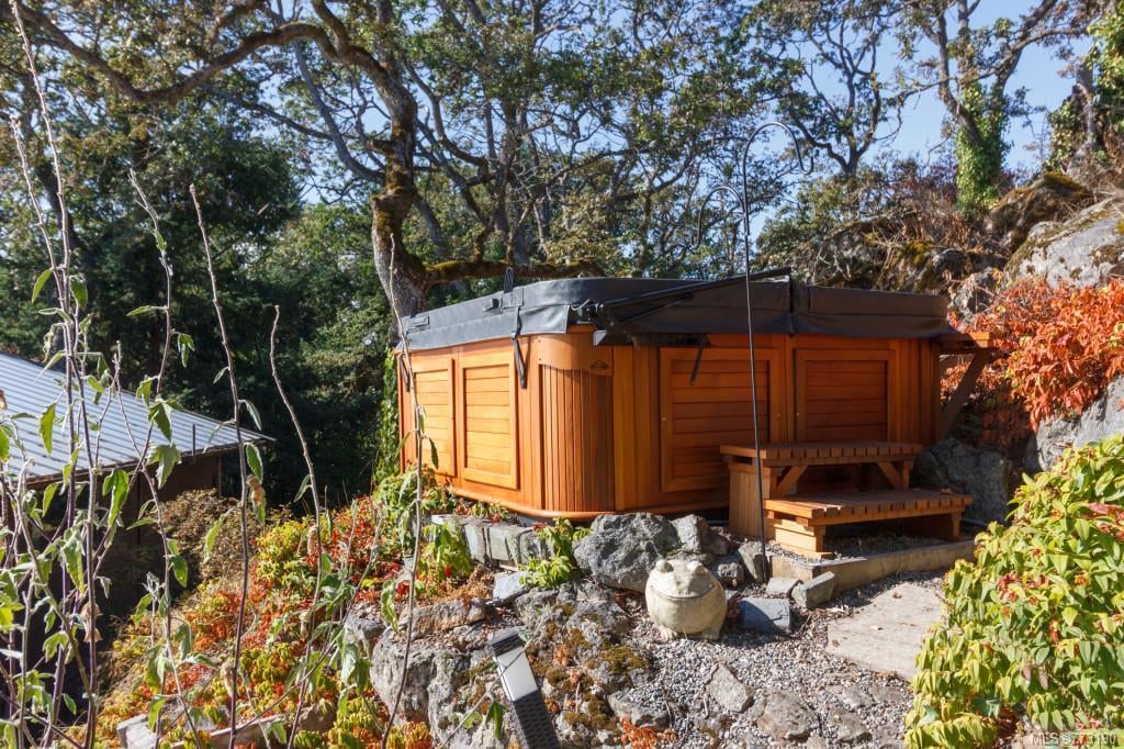 1222 Crown Cres