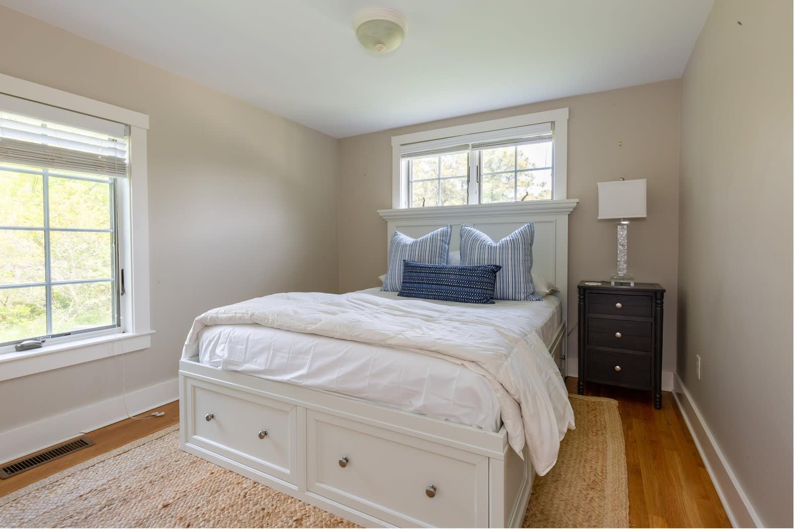12a Pond View Dr, Cottage
