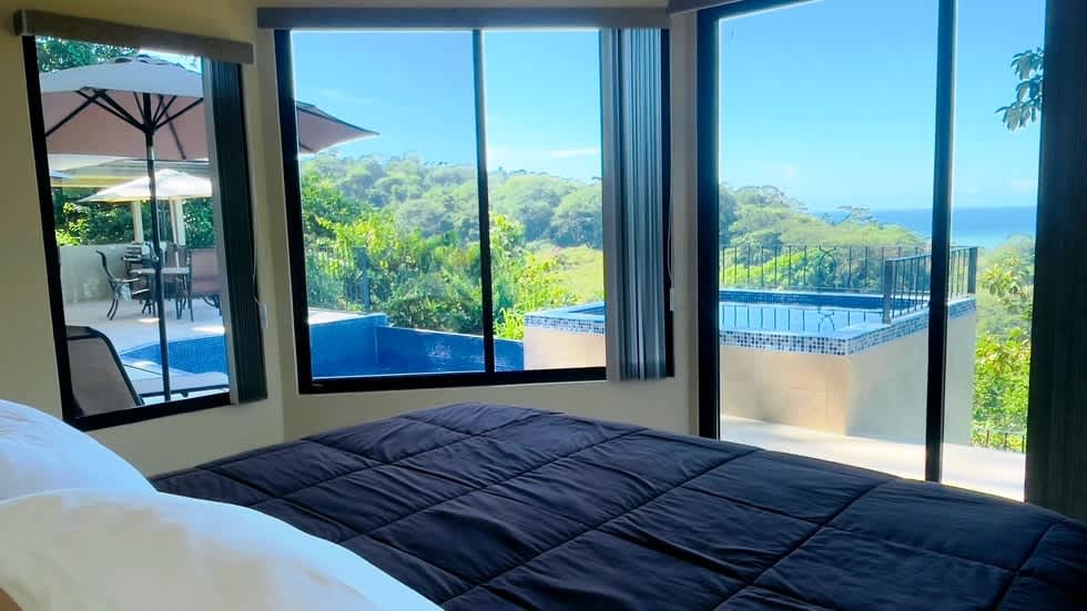 Casa Linda Vista with Ocean View Above Dominical Beach