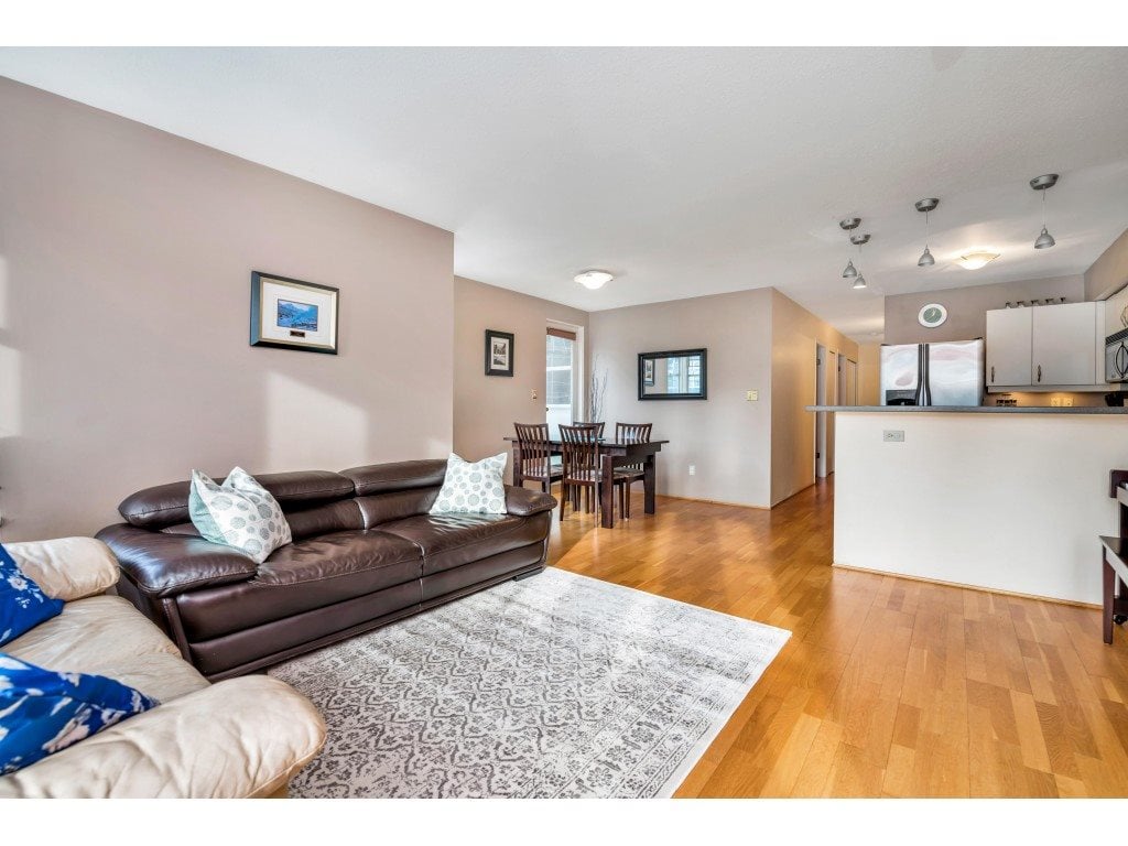 203-838 W 14th Ave
