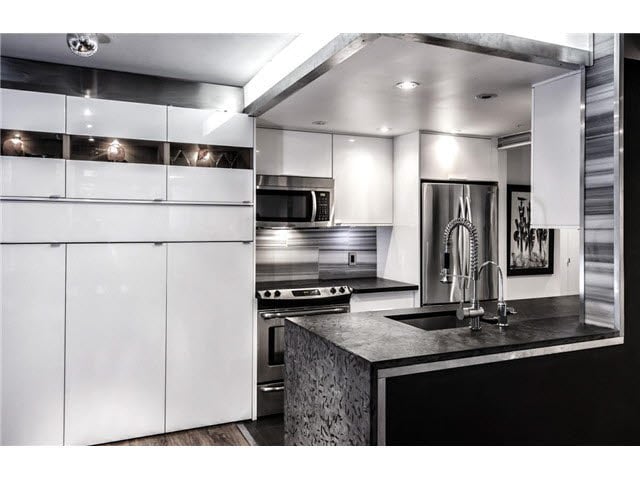 407-1050 Burrard St