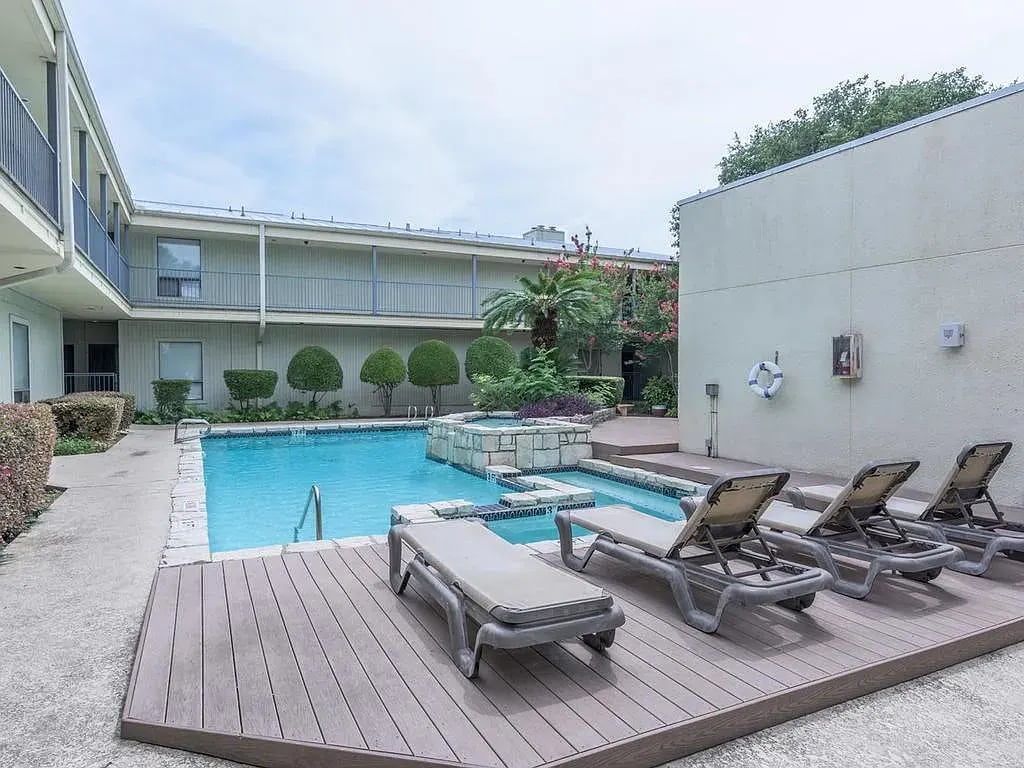 3840 Far W Blvd #111