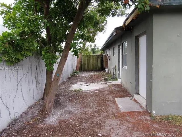 18 SW 10th St