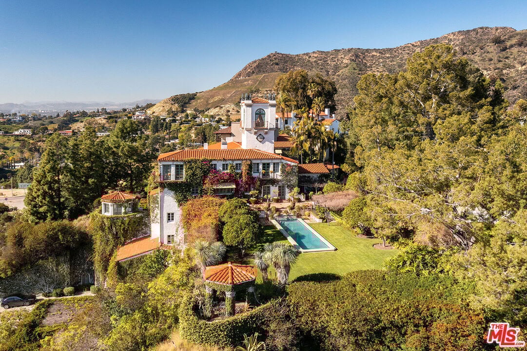 Castillo del Lago in Hollywood Hills