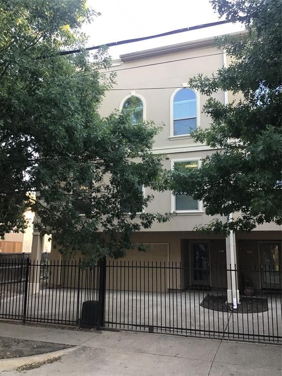 3915 Congress Ave #201