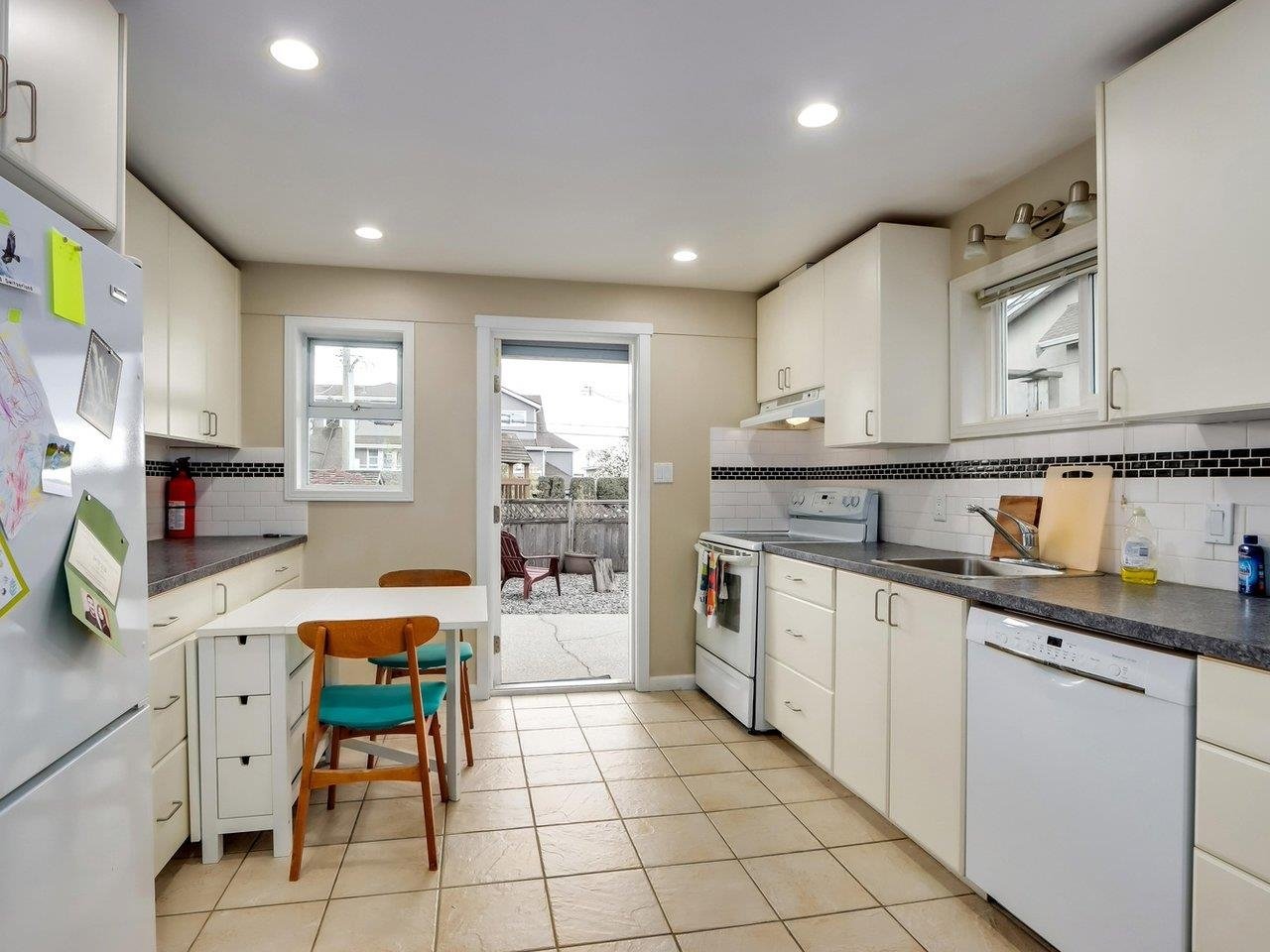 225 W 5th St