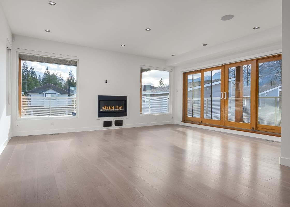 1812 Willow Cres