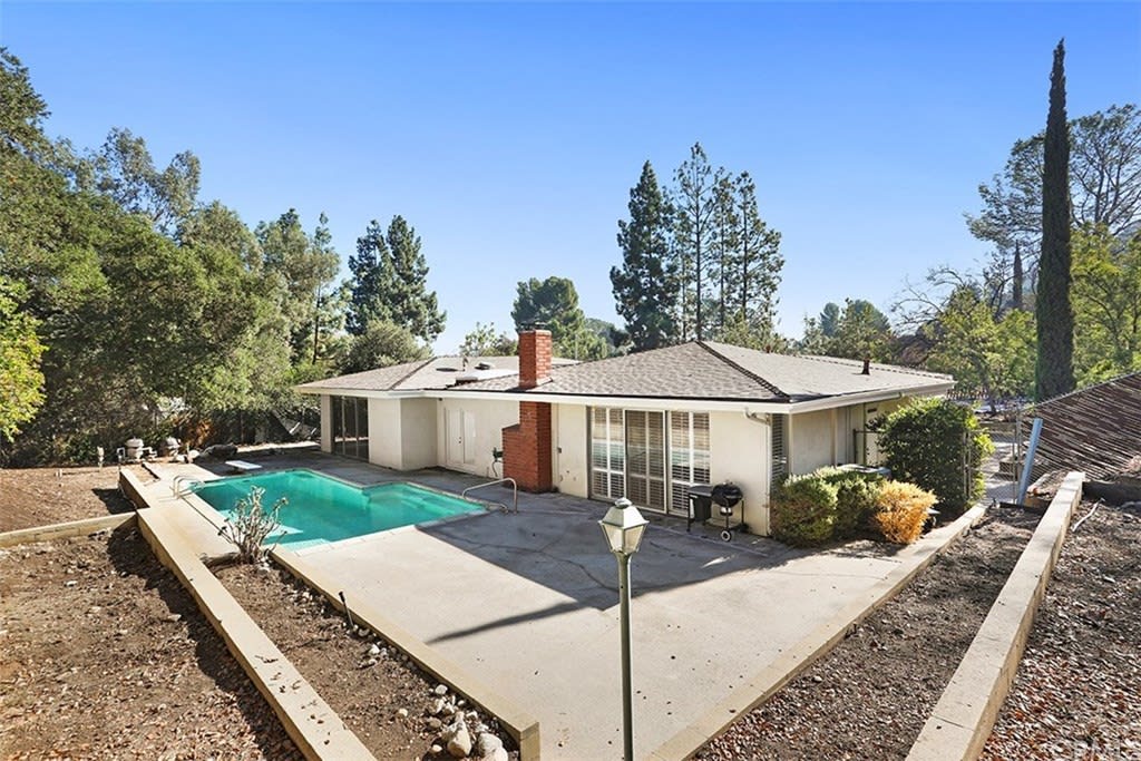 1099 Pine Oak Lane