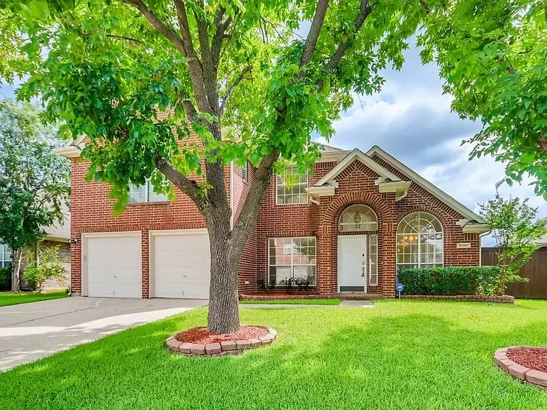 10007 White Ln