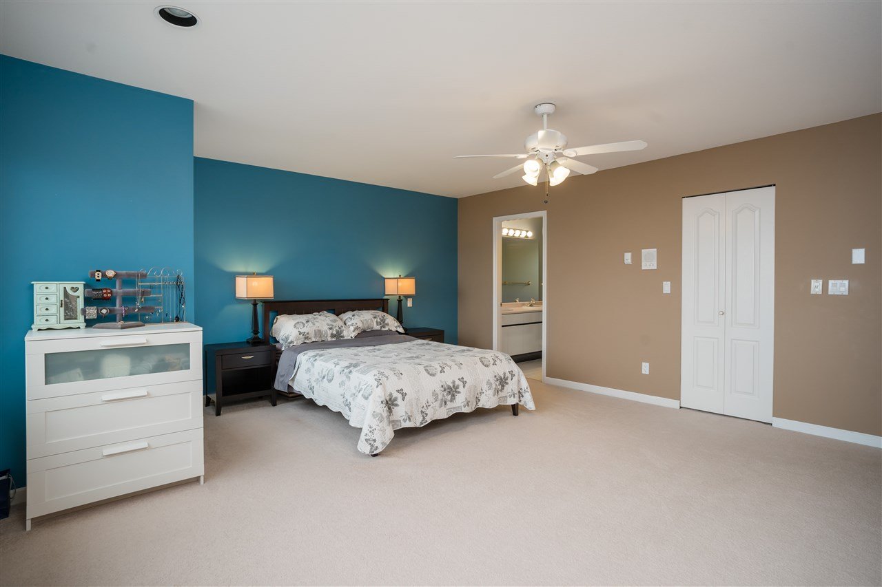 2975 Pinetree Close
