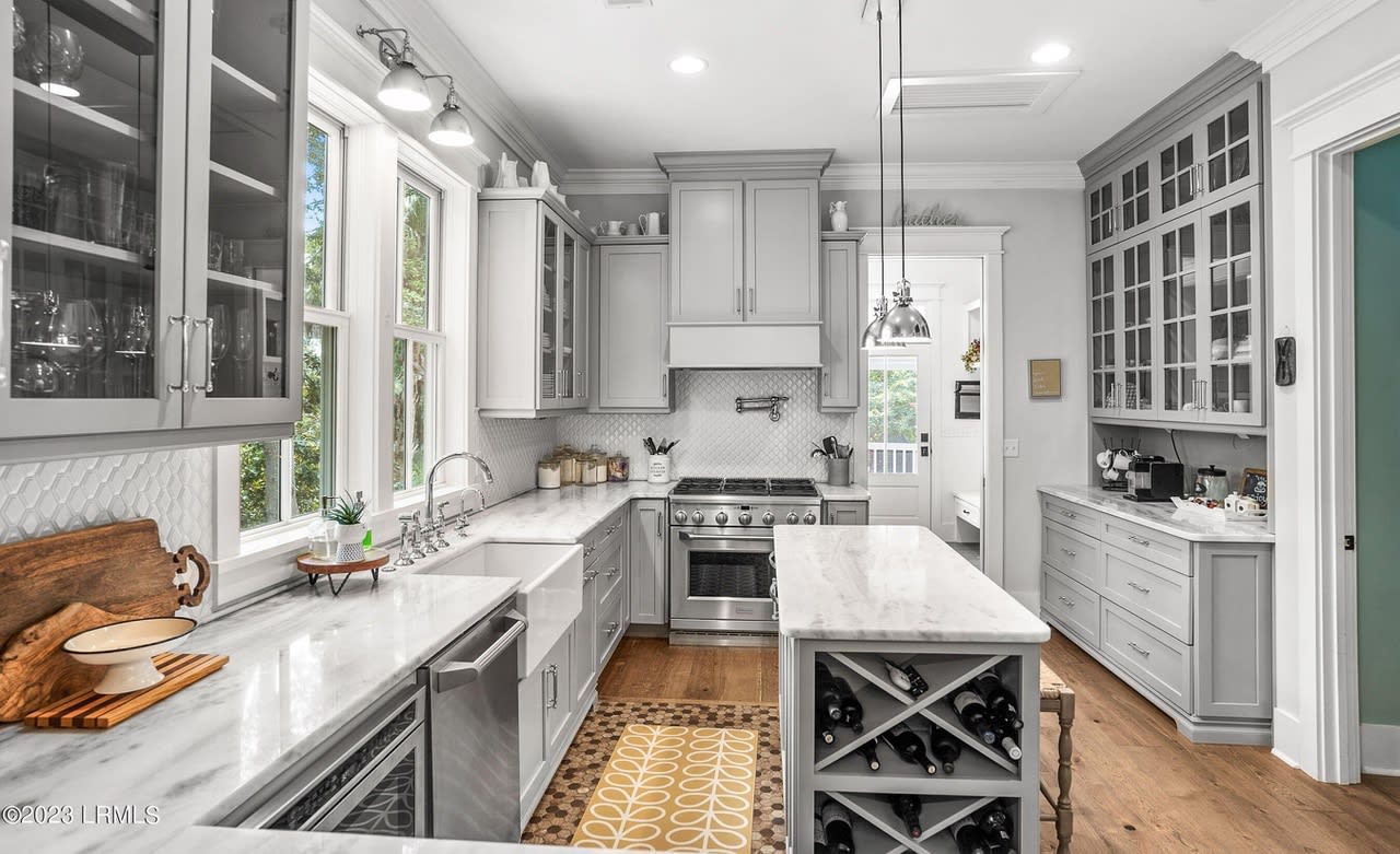 606 New St