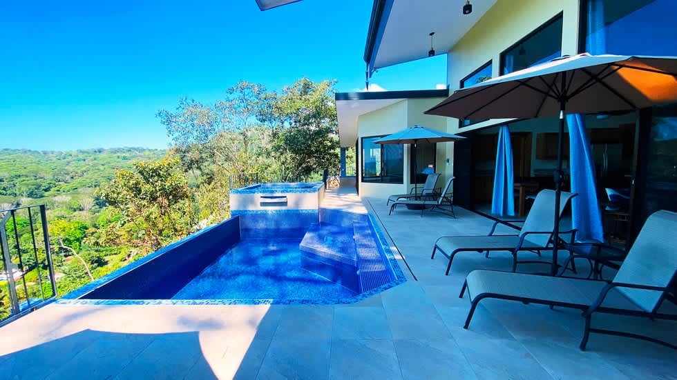 Casa Linda Vista with Ocean View Above Dominical Beach