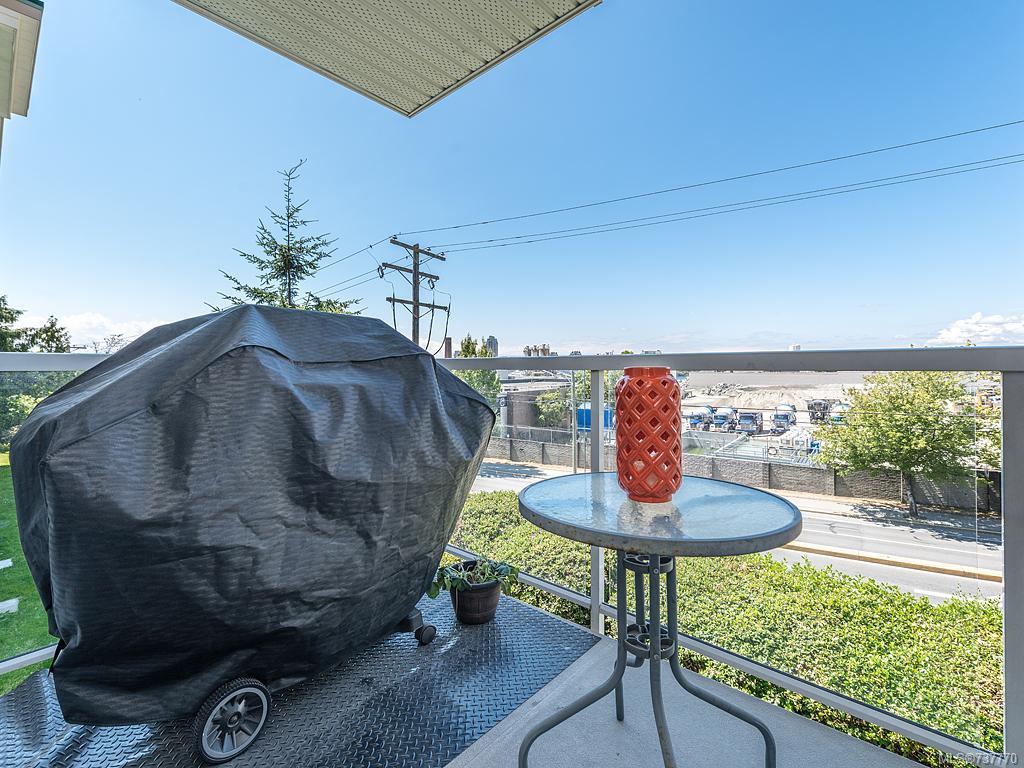 206-649 Bay St