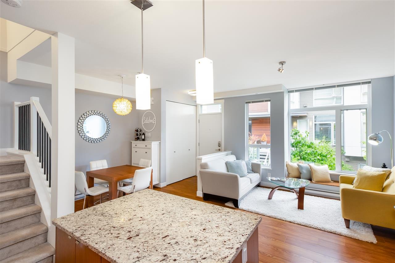 208-735 W 15th St