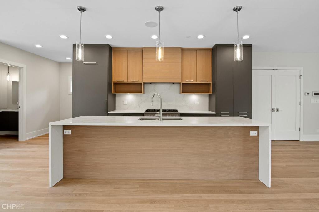 1907 W. Schiller #1